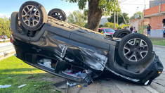Así quedó la Jeep Renegade en la que intentaron huir los ladrones. Así quedó la Jeep Renegade en la que intentaron huir los ladrones.