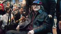 El compositor fue ovacionado al recibir la distinción por su música y aporte a la cultura nacional. El compositor fue ovacionado al recibir la distinción por su música y aporte a la cultura nacional.