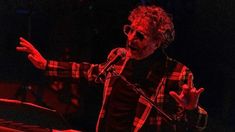 Fito Páez fue reprobado por el público en un estadio porteño. Fito Páez fue reprobado por el público en un estadio porteño.