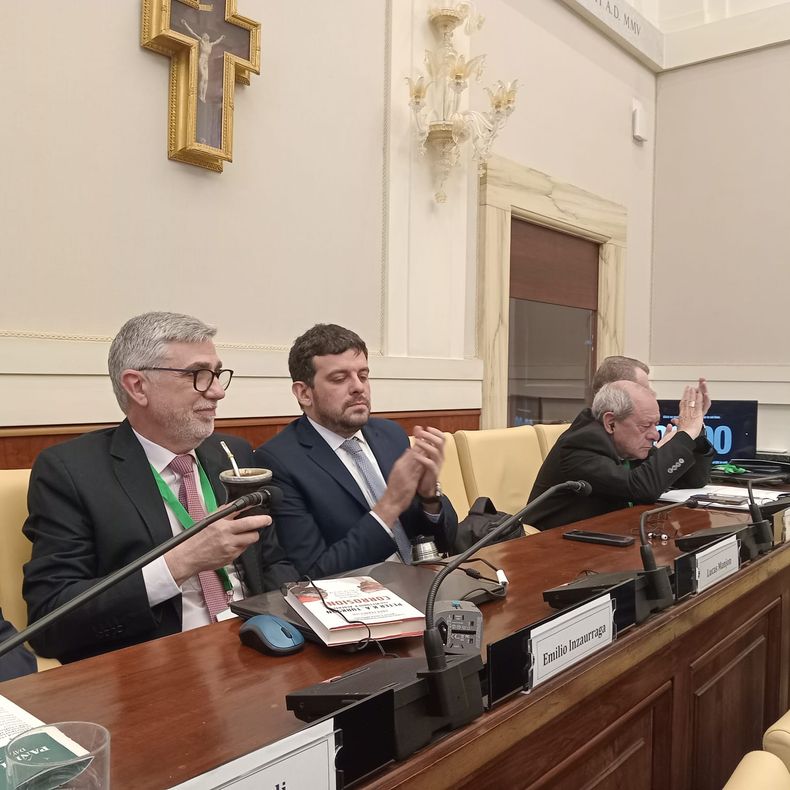 A la izq. Emilio Inzaurraga, a su lado Lucas Manjon, representante de Libera. &nbsp;