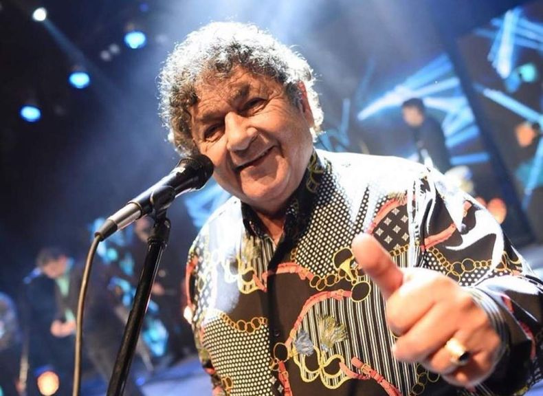 El cantante de Los Palmeras fue trasladado a una habitación general y mejora su situación