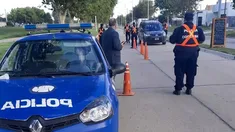 Le mordió un dedo a un policía luego de resistirse a un control. Le mordió un dedo a un policía luego de resistirse a un control.