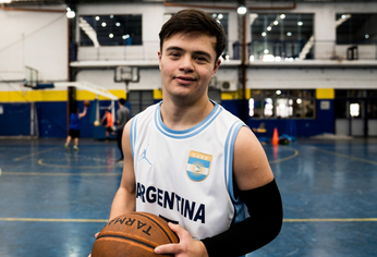 Franco Cottet, con la camiseta de su ídolo Facundo Campazzo.