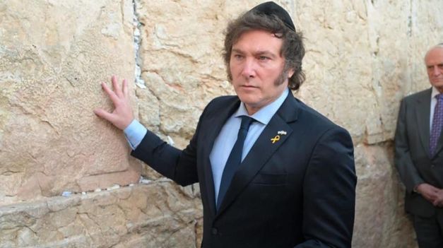 El presidente Javier Milei en su visita al Muro de los Lamentos.&nbsp;