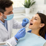 El cuidado diario de la higiene bucal es clave para prevenir las manchas dentales y proteger el esmalte frente a prácticas que pueden resultar abrasivas.