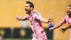 El 10 festeja su gran ejecución de tiro libre. El 10 festeja su gran ejecución de tiro libre.