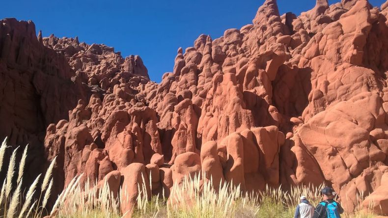 Turismo aventura en el norte argentino: el trekking por las Cuevas de Acsibi recorre grietas, pasadizos y cavidades naturales dentro de un paisaje desértico.