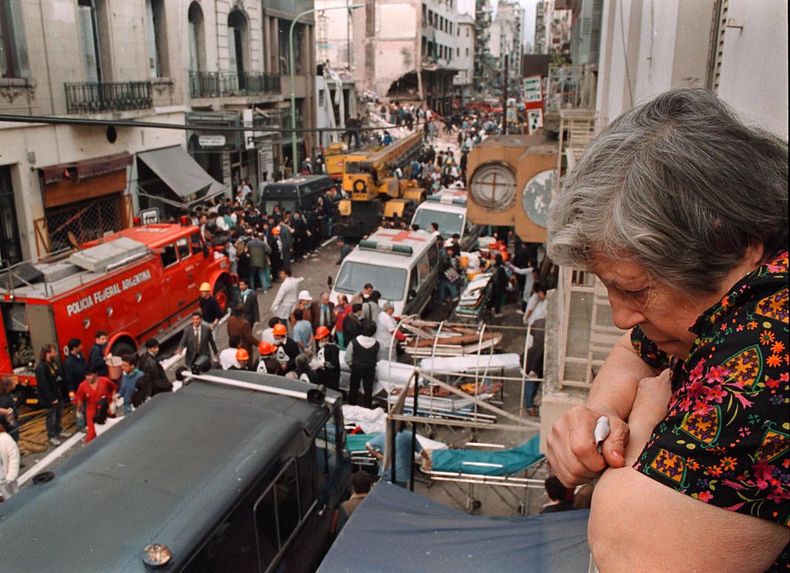 El atentado ocurrió el 18 de julio de 1994 a las 9:53 cuando un coche bomba explotó en la puerta de la sede de la AMIA