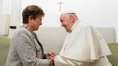 Kristalina Georgieva junto al papa Francisco. Kristalina Georgieva junto al papa Francisco.