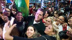 Wado de Pedro junto a la militancia.