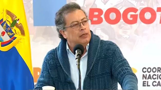 El presidente de Colombia criticó a Javier Milei: Acá si le damos un plato de sopa a la gente mayor