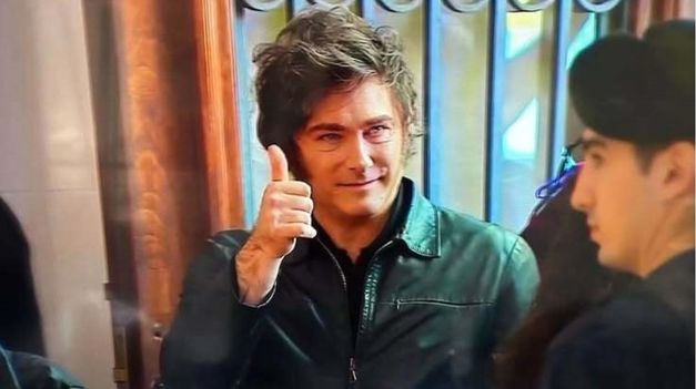 Javier Milei compartió fotos suyas en su lugar de votación con una sorprendente edición.