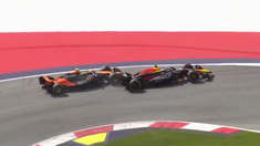 Lando Norris tocó desde atrás el auto de Max Verstappen. Lando Norris tocó desde atrás el auto de Max Verstappen.