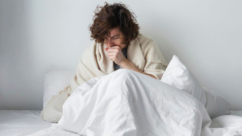  Esta situación, distinta de las pesadillas comunes, ocurre durante la fase de sueño profundo, y la persona afectada generalmente no recuerda el episodio al día siguiente.  