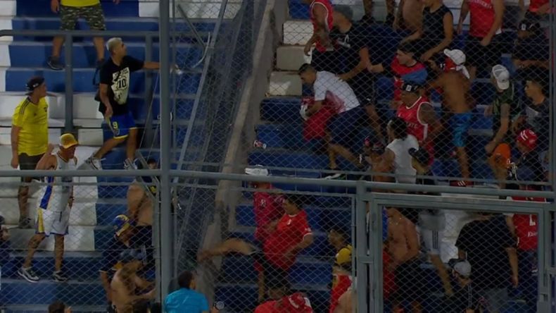 El cruce de las hinchadas provocó el detenimiento del partido.