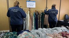 Algunos de los 66 vestidos que la mujer intentó ingesar al país. Algunos de los 66 vestidos que la mujer intentó ingesar al país.