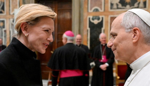Blanchett junto al Sumo Pontífice en el Vaticano este sábado. Blanchett junto al Sumo Pontífice en el Vaticano este sábado.