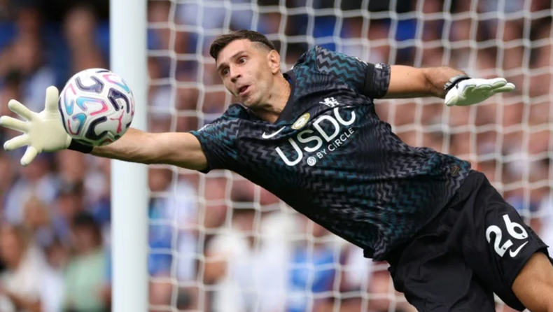 Dibu Martínez usa la camiseta 26 en su temporada debut en Chelsea.