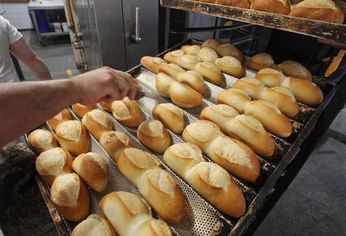 Dato alarmante: durante el gobierno de Milei cayó un 60% el consumo de pan y un 80% el de facturas