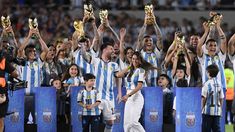 Messi y su familia levantando la Copa del Mundo en el Estadio Monumental. Messi y su familia levantando la Copa del Mundo en el Estadio Monumental.