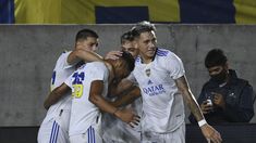 Cristian Medina festeja el primer gol de Boca frente a Universidad de Chile.