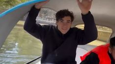 Colapinto estuvo manejando una lancha e intentó pasar bajo de un puente, pero calculó mal la altura. Colapinto estuvo manejando una lancha e intentó pasar bajo de un puente, pero calculó mal la altura.