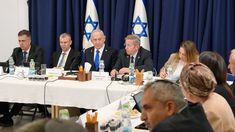 Benjamin Netanyahu junto a su gabinete. Benjamin Netanyahu junto a su gabinete.