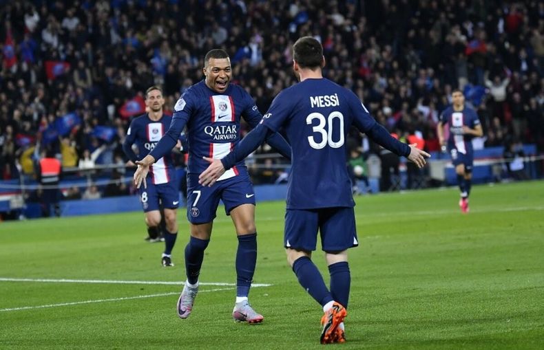 Mbappé celebra con Messi el tercer gol de PSG.