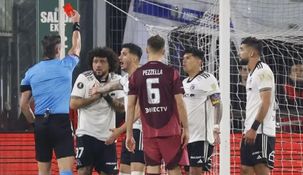 Claus le muestra la tarjeta roja a Falcón (17). Claus le muestra la tarjeta roja a Falcón (17).