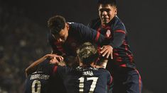 Los jugadores del Ciclón festejaron en La Plata. Los jugadores del Ciclón festejaron en La Plata.