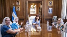 La exmandataria junto a las integrantes de Madres.