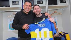 Messi recibió una camiseta de Boca de manos de Riquelme durante uno de los partidos de la Selección argentina. Messi recibió una camiseta de Boca de manos de Riquelme durante uno de los partidos de la Selección argentina.