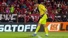 Al arquero Marchesín le arrojaron objetos. Al arquero Marchesín le arrojaron objetos.