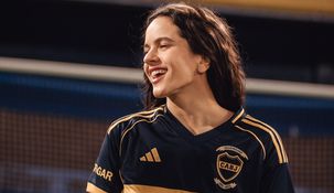 Rosalía con la camiseta de Boca.