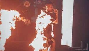 El artista se ubicó mal en el escenario y casi pasa a ser tragedia.&nbsp;