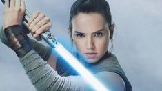 Daisy Ridley volverá a interpretar a Rey en una de las tres nuevas películas de Star Wars. Daisy Ridley volverá a interpretar a Rey en una de las tres nuevas películas de Star Wars.