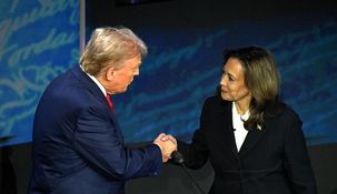 El saludo entre Trump y Harris.