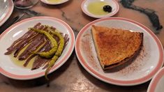 El bodegón de Buenos Aires que hace una fainá con provolone de locos. El bodegón de Buenos Aires que hace una fainá con provolone de locos.