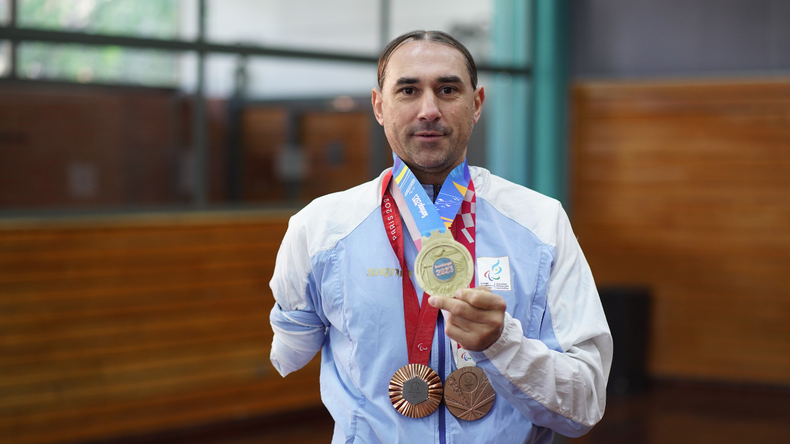 Juan Samorano atesora sus medallas.