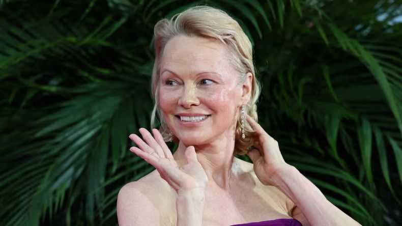 Tras años bajo el intenso escrutinio de Hollywood y la cultura pop, Anderson eligió un camino que prioriza la autenticidad, la sencillez y la naturalidad.