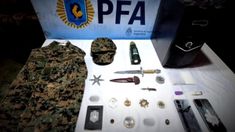 La Policía secuestró dos dagas de uso militar, chalecos tácticos, gorras militares y uniformes apócrifos de las fuerzas de seguridad. La Policía secuestró dos dagas de uso militar, chalecos tácticos, gorras militares y uniformes apócrifos de las fuerzas de seguridad.