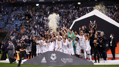 El festejo de los jugadores del Real Madrid con el trofeo de la Supercopa de España.