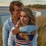 El reparto de la serie belga Mar de fondo (Knokke Off), que es tendencia en Netflix, está encabezado por jóvenes talentos europeos. El reparto de la serie belga Mar de fondo (Knokke Off), que es tendencia en Netflix, está encabezado por jóvenes talentos europeos.
