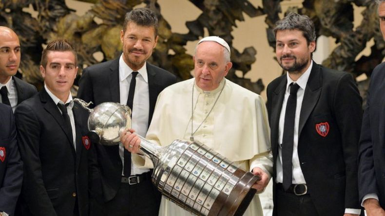 Tinelli y Lammens le llevaron la Libertadores de San Lorenzo al papa Francisco en 2014. Tinelli y Lammens le llevaron la Libertadores de San Lorenzo al papa Francisco en 2014.