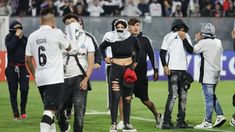 La barra de Colo Colo ingresó al campo de juego. La barra de Colo Colo ingresó al campo de juego.