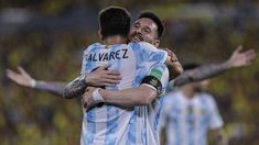 El abrazo de Álvarez y Messi tras el 1-0 en Guayaquil. El abrazo de Álvarez y Messi tras el 1-0 en Guayaquil.
