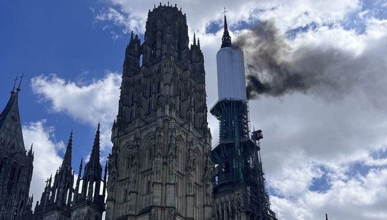 Bomberos extinguieron un incendio en la catedral de Ruan en Francia.