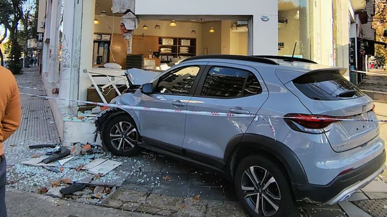 Una conductora se quedó dormida y estrelló su auto contra un local de venta de colchones.