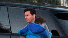 Papás babosos: Lionel Messi y Luis Suárez junto a sus hijos a la salida del kinder Papás babosos: Lionel Messi y Luis Suárez junto a sus hijos a la salida del kinder