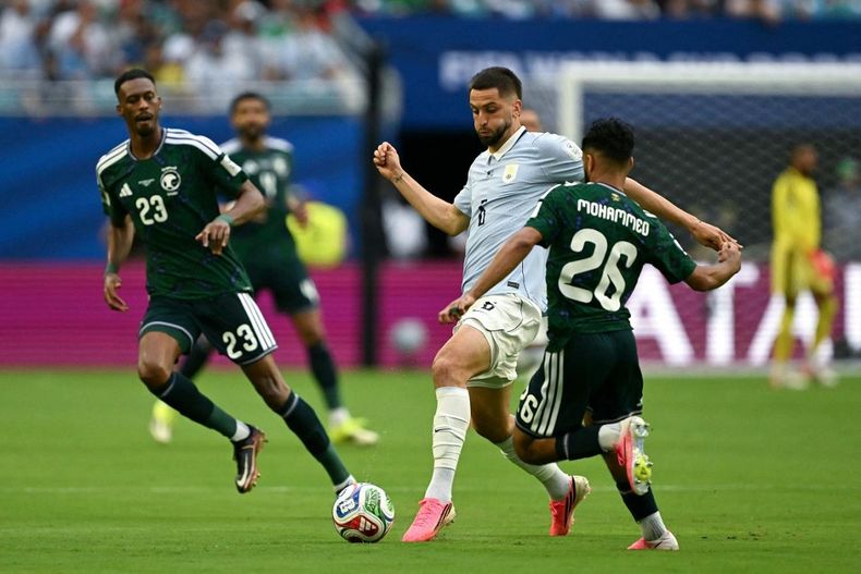 Uruguay no pudo con Arabia Saudita en su debut mundialista.